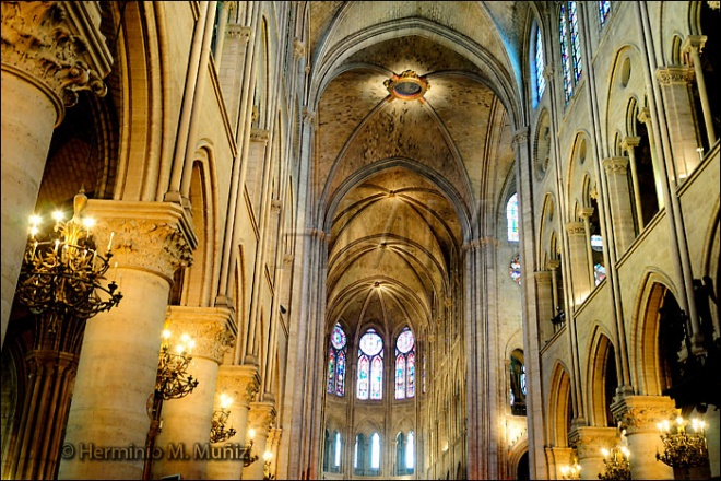 Interior en Notre Dame-París